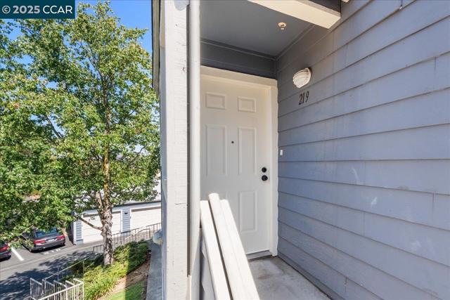 219 Sea Crest Cir, Vallejo CA: https://media.crmls.org/mediaz/c8a044da-0e83-4e1f-8c9c-5e84c6ff543c.jpg