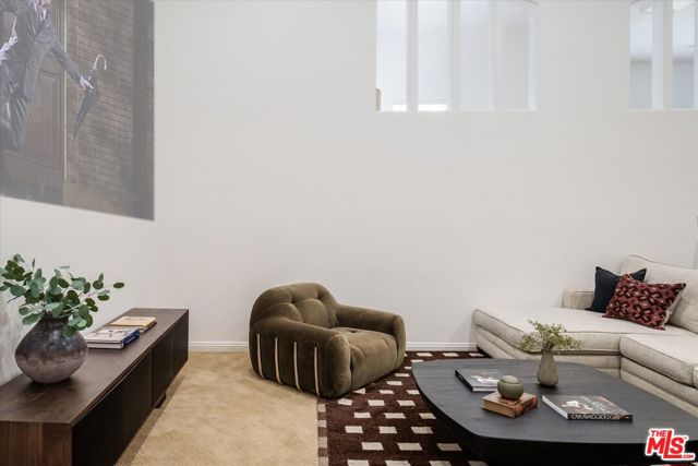 4189 Holly Knoll Drive, Los Angeles CA: https://media.crmls.org/mediaz/c8a062c8-4275-496b-9894-5ec8b90485f5.jpg