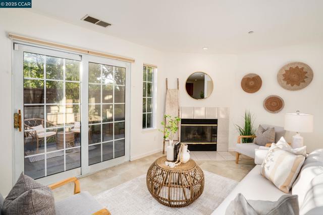 302 Columbia Cir, Benicia CA: https://media.crmls.org/mediaz/c8a06997-68d4-42c7-a5de-a1bd62d819b3.jpg
