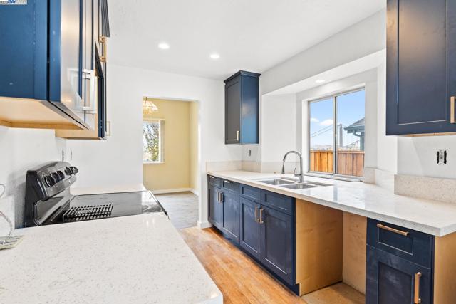 104 Bridgeview Ct, Crockett CA: https://media.crmls.org/mediaz/c8a287cb-336b-4144-9da5-529a8317f49a.jpg