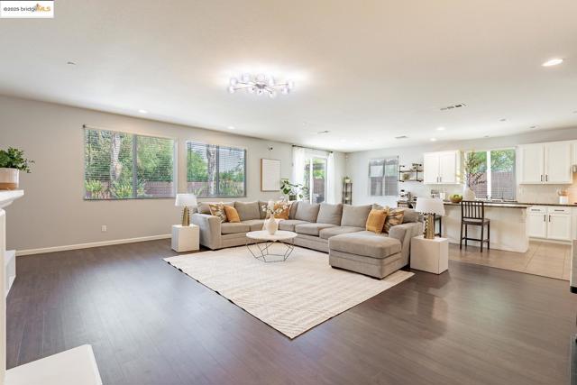 719 Monte Verde Ln, Brentwood CA: https://media.crmls.org/mediaz/c8a39955-77e1-43ea-a88c-28be96e2cab1.jpg