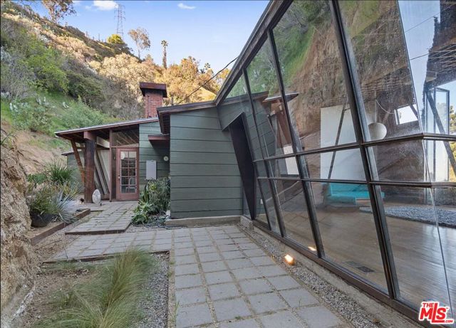 8663 Nash Drive, Los Angeles CA: https://media.crmls.org/mediaz/c8a4263d-3149-42b0-82f7-de902d85fbec.jpg