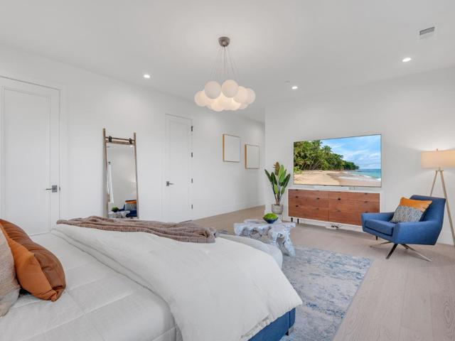 60 Glengarry Way, Hillsborough CA: https://media.crmls.org/mediaz/c8a51239-a353-4449-8331-3d0c9f4b4450.jpg