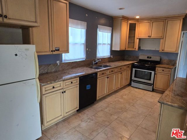 143 S Highland Avenue, Los Angeles CA: https://media.crmls.org/mediaz/c8a5ae65-253f-4e11-9fc7-556fc15be049.jpg