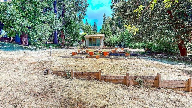 23357 Middle Camp Rd, Twain Harte CA: https://media.crmls.org/mediaz/c8a5de11-6c95-4a15-95b1-37ac3e67c6f8.jpg