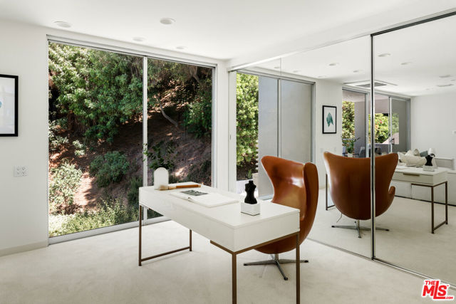 811 N Hillcrest Road, Beverly Hills CA: https://media.crmls.org/mediaz/c8a650b0-973c-4114-a448-6e43783f7767.jpg