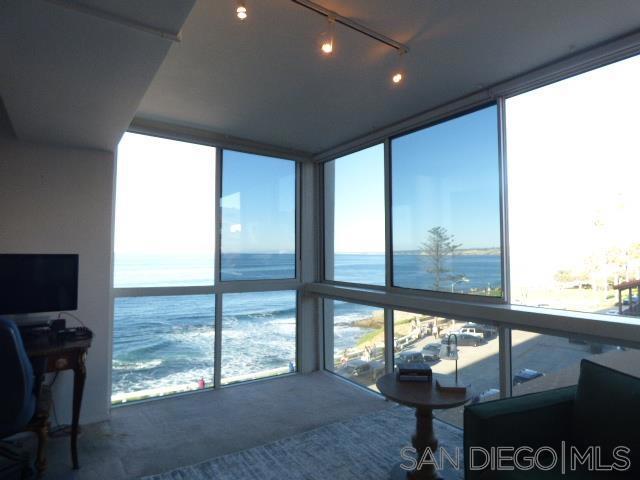 939 Coast Blvd, La Jolla CA: https://media.crmls.org/mediaz/c8a6de72-5128-460d-b1c4-5894aed67e20.jpg