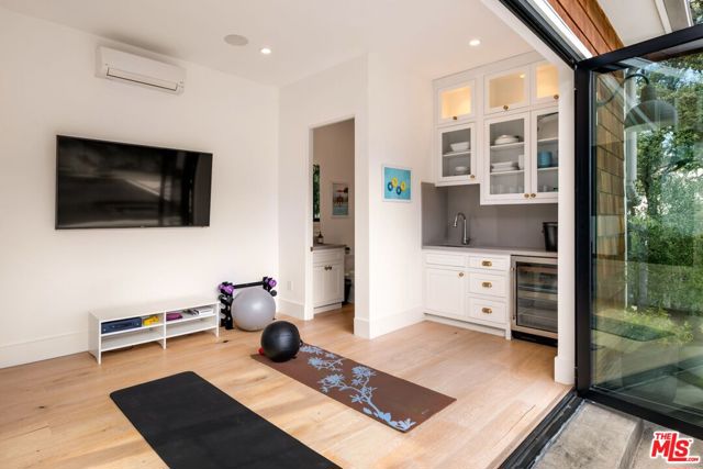 16101 Royal Mount Drive, Encino CA: https://media.crmls.org/mediaz/c8a7f6a2-1f71-4b2d-9633-2c11167c72fe.jpg