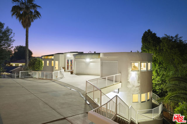 22449 Cass Avenue, Woodland Hills CA: https://media.crmls.org/mediaz/c8a82b7b-af30-40c4-bf07-e56f81d55613.jpg