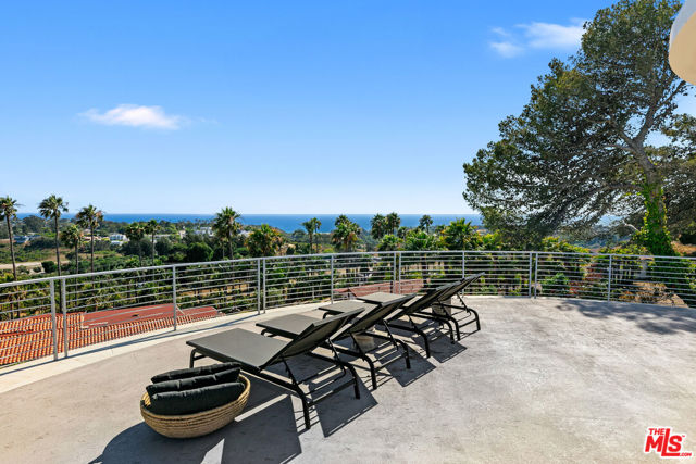 6375 Gayton Place, Malibu CA: https://media.crmls.org/mediaz/c8a8c421-79a9-44d7-9003-54007c34c729.jpg