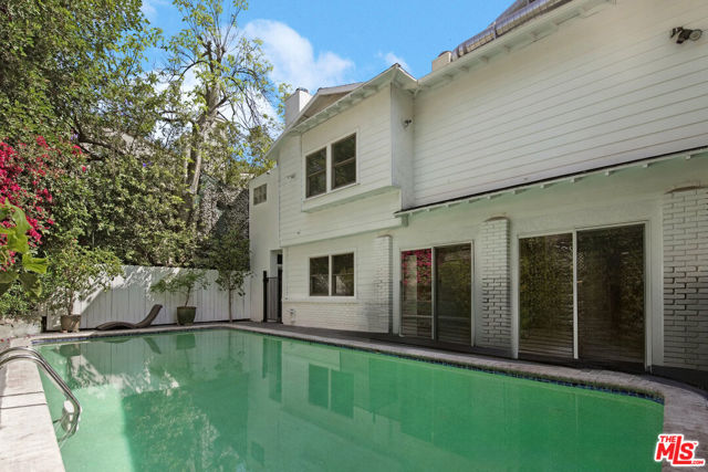 5527 Columbus Avenue, Sherman Oaks CA: https://media.crmls.org/mediaz/c8a97a06-abe5-4408-876d-1500085ace07.jpg