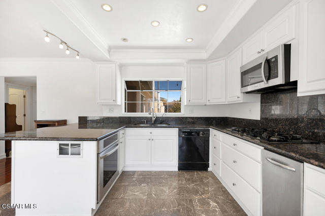 818 N Lois Avenue, Newbury Park CA: https://media.crmls.org/mediaz/c8a986b7-d9ea-45fb-a4a1-26e829809ee0.jpg