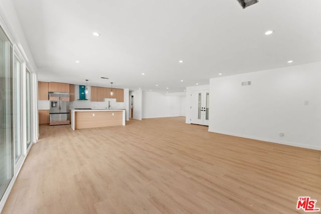 4800 Topeka Drive, Tarzana CA: https://media.crmls.org/mediaz/c8a9aeba-1f9f-4b28-9722-628219a0e18b.jpg