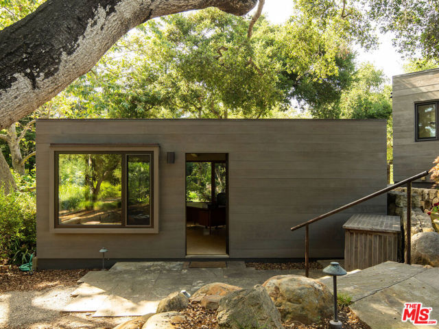 650 San Ysidro Road, Santa Barbara CA: https://media.crmls.org/mediaz/c8aa1cb3-9673-4092-a376-ecf0a2497edb.jpg