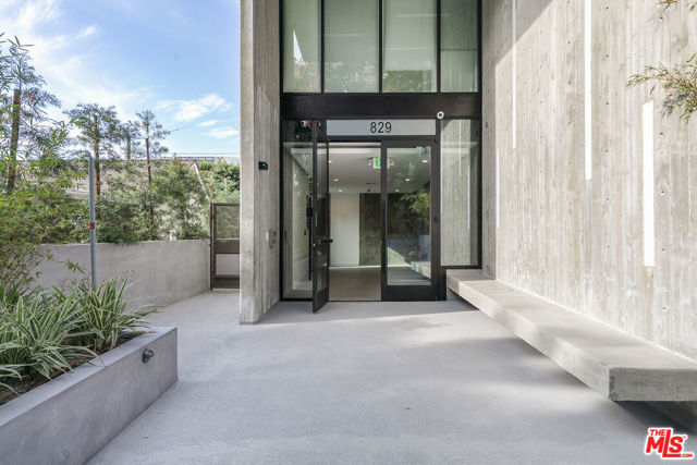 829 Larrabee Street, West Hollywood CA: https://media.crmls.org/mediaz/c8ab2eed-ee1e-4b23-9364-9df128b03292.jpg
