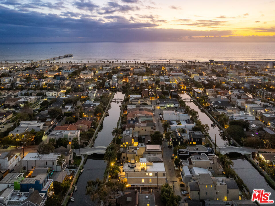 https://media.crmls.org/mediaz/c8abd66e-7953-47b2-a820-e2927a5f6d33.jpg?preset=X-Large