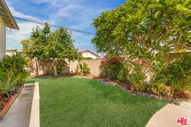 12315 Hammack Street, Culver City CA: https://media.crmls.org/mediaz/c8abe31d-89d1-4b63-8143-739d32c36782.jpg