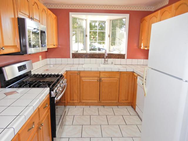 2060 Pulgas Avenue, East Palo Alto CA: https://media.crmls.org/mediaz/c8ac800c-2928-41be-9bee-61f8089248cd.jpg