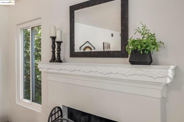 279 Pomona Street, Crockett CA: https://media.crmls.org/mediaz/c8ad7ff6-691b-40dd-b4e2-21668cc11870.jpg