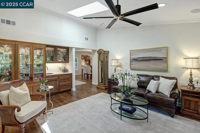 633 Terra California Dr, Walnut Creek CA: https://media.crmls.org/mediaz/c8aef215-8458-48ea-90fc-b6cbc8fdb066.jpg