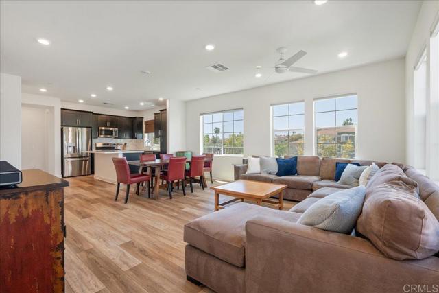 Detail Gallery Image 9 of 34 For 4366 Pacifica Way #5,  Oceanside,  CA 92056 - 4 Beds | 3/1 Baths