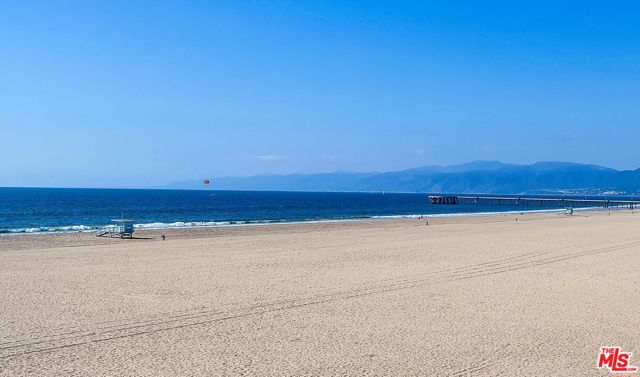 4 Lighthouse Street, Marina del Rey CA: https://media.crmls.org/mediaz/c8b0b429-efaa-4c7e-83f6-28bc302972ab.jpg