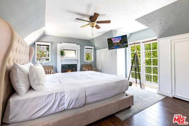 8545 FRANKLIN Avenue, Los Angeles CA: https://media.crmls.org/mediaz/c8b0cce6-1c18-48f2-ac07-1c182d1f2e2f.jpg