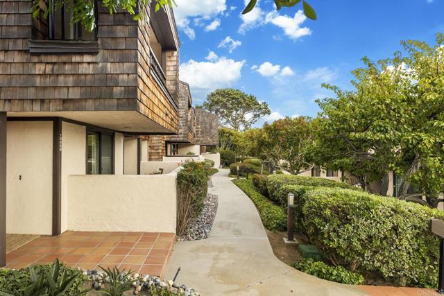 12859 Caminito del Canto, Del Mar CA: https://media.crmls.org/mediaz/c8b110fc-692e-4c7f-a0a8-8bf117736b60.jpg