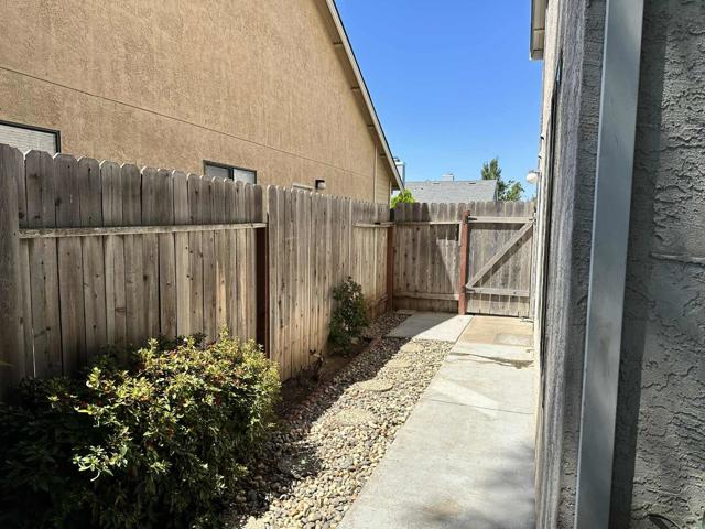 8959 Boreal Way, Elk Grove CA: https://media.crmls.org/mediaz/c8b170ee-ea9a-47b3-a558-d71495d65a12.jpg