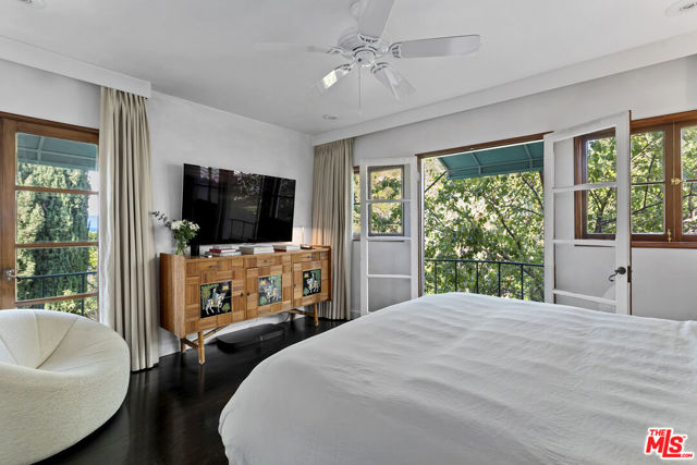 1811 Courtney Avenue, Los Angeles CA: https://media.crmls.org/mediaz/c8b32d57-ad3e-4aaf-9df2-13dd5daefaa3.jpg