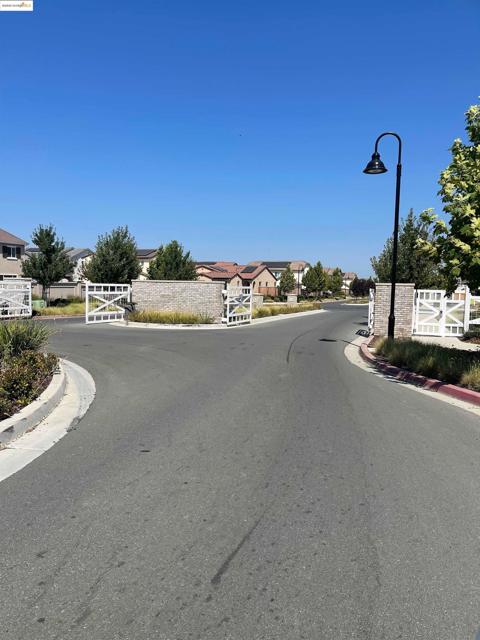 5444 Spring Mountain Ln, Antioch CA: https://media.crmls.org/mediaz/c8b34421-ff2a-49f9-bf1b-2d1a2552828f.jpg