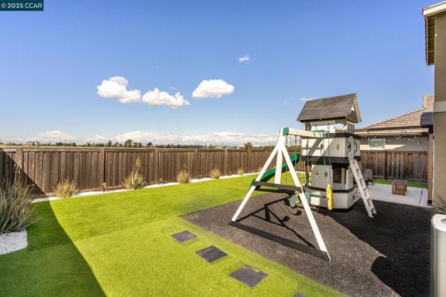 9603 Del Seis Dr, Sacramento CA: https://media.crmls.org/mediaz/c8b3c3e4-7df9-45a2-9d02-2cfaa51b83f4.jpg
