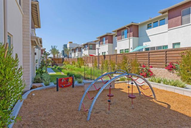 Detail Gallery Image 4 of 9 For 2004 Quartet Loop Unit 1, Chula Vista,  CA 91915 - 4 Beds | 2/1 Baths