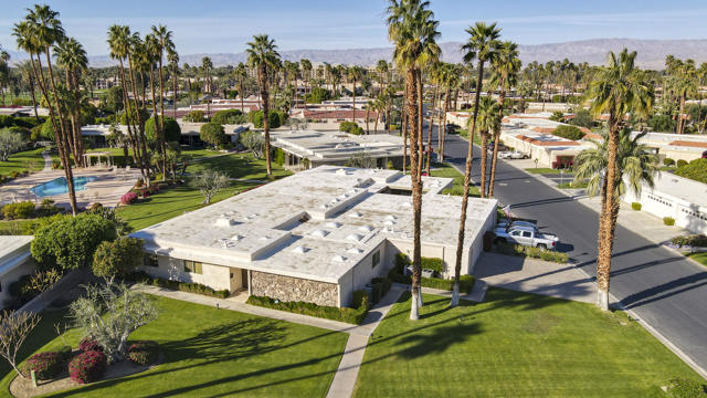 45735 Pawnee Road, Indian Wells CA: https://media.crmls.org/mediaz/c8b4eb10-cf7f-405c-bbe1-bed936a66973.jpg