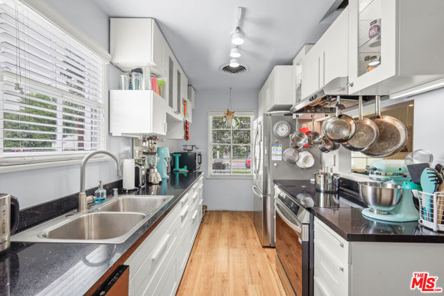 6961 Zelzah Avenue, Reseda CA: https://media.crmls.org/mediaz/c8b6b75b-faba-4b45-b309-b48b27477a4b.jpg