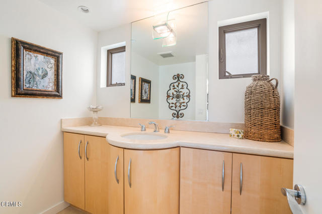 3300 Ocean Drive, Oxnard CA: https://media.crmls.org/mediaz/c8b6ce23-f3cb-44e4-b42d-3c941efa4660.jpg