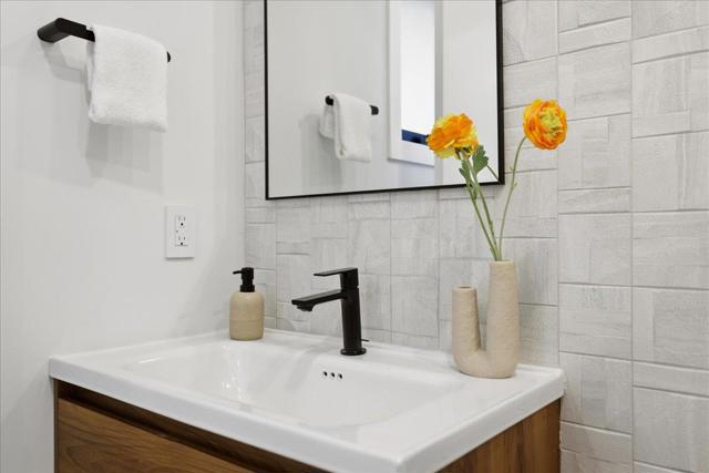 852 La Para Avenue, Palo Alto CA: https://media.crmls.org/mediaz/c8b6f708-a968-46a8-acd6-9df74418e809.jpg