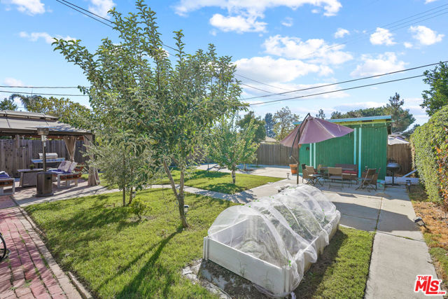 7427 Cleon Avenue, Sun Valley CA: https://media.crmls.org/mediaz/c8b6fa92-bde8-4452-83a6-d1dad330818d.jpg