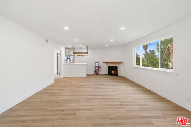 19555 Oxnard Street, Tarzana CA: https://media.crmls.org/mediaz/c8b70f97-5386-4287-8efa-993b09ae8504.jpg