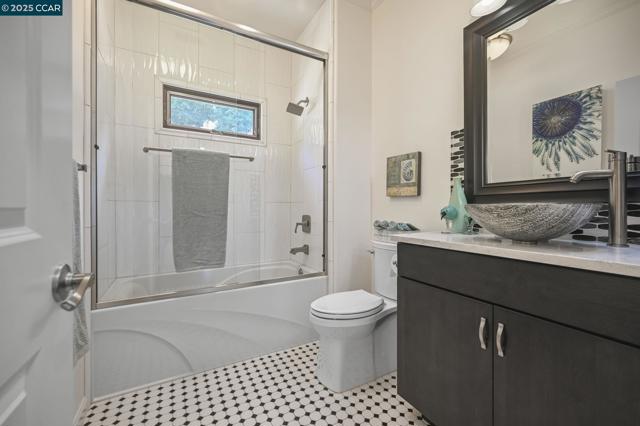 3981 Amyx Ct, Hayward CA: https://media.crmls.org/mediaz/c8b76ab2-8838-4e1c-92a3-ff8ecf510f3b.jpg