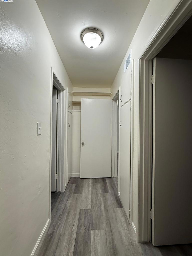 https://media.crmls.org/mediaz/c8b8e221-2080-4437-85e7-69c37716eb9f.jpg?preset=X-Large