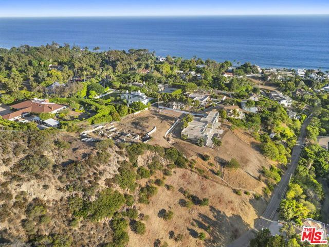 27061 Sea Vista Drive, Malibu CA: https://media.crmls.org/mediaz/c8b96a87-f228-4cc3-afaf-e2f4f8d2ba10.jpg