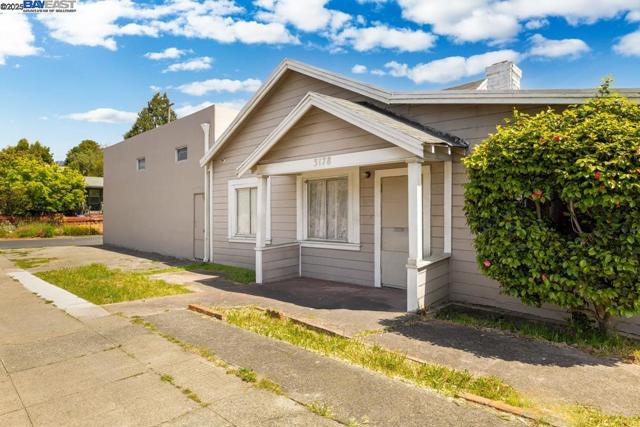3003 School St, Oakland CA: https://media.crmls.org/mediaz/c8bad192-265e-4f73-b385-3b303bb82409.jpg
