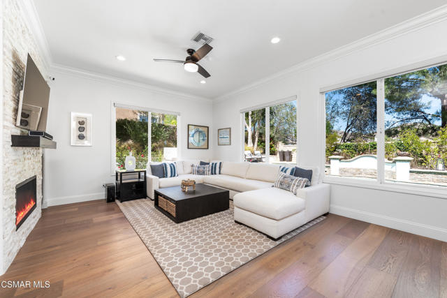976 Blackbourne, Oak Park CA: https://media.crmls.org/mediaz/c8bd9791-c85a-4601-8ce8-e57924d74954.jpg