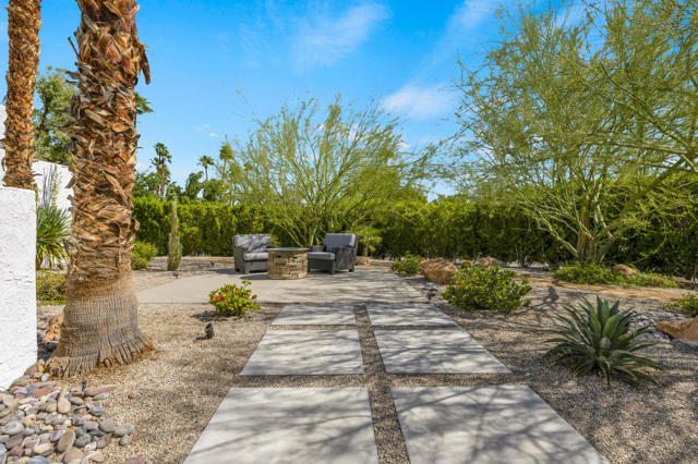 70880 Sunny Lane, Rancho Mirage CA: https://media.crmls.org/mediaz/c8c01385-89b4-447e-b53c-216c7a1c3f1b.jpg