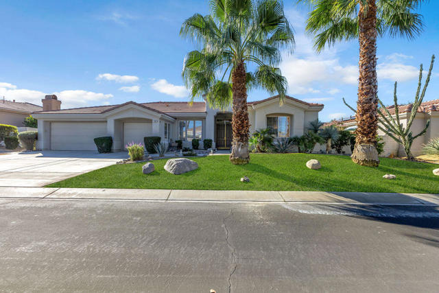 29 Calle La Reina, Rancho Mirage CA: https://media.crmls.org/mediaz/c8c13a36-efad-4c69-b731-568c2ab05236.jpg