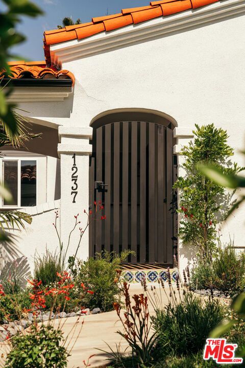 1237 S Curson Avenue, Los Angeles CA: https://media.crmls.org/mediaz/c8c1578a-e9d0-4223-b6bc-2c56c4e51d29.jpg