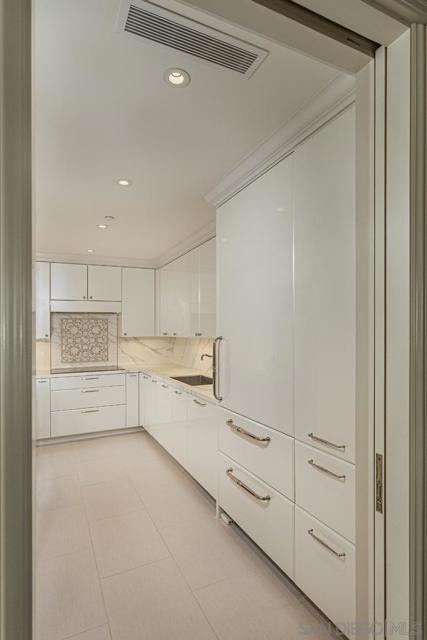 700 Front Street, San Diego CA: https://media.crmls.org/mediaz/c8c24e32-a010-4c85-820b-0843b84f44d5.jpg