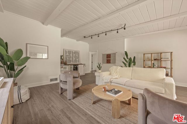 571 N Cahuenga Boulevard, Los Angeles CA: https://media.crmls.org/mediaz/c8c3ce4f-eab0-4e8e-9fa8-e45b9c22d9e0.jpg