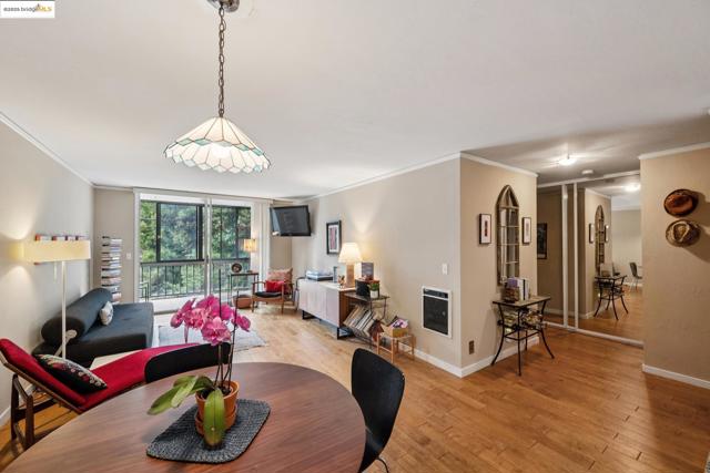 250 Whitmore St, Oakland CA: https://media.crmls.org/mediaz/c8c400c2-2658-43b1-b9ab-3db3dfcbbb1a.jpg